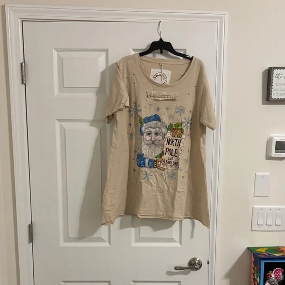 North Pole Graphic womens - Beige Santa Christmas Top - Picture 1 of 5